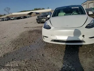 2021 Tesla Model Y Long Range with VIN 5YJYGAEE2MF301840, listed as a Copart auction lot 48048365 with 39,484 mi miles and Salvage Title. Bid and sale history available at carsss.com. Image 13.