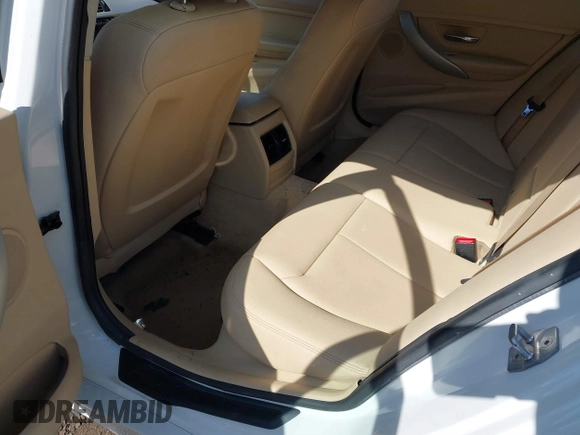 2016 BMW 3 Series 320i z VIN WBA8A9C51GK617592, wystawiony jako IAAI lot #41550528 z przebiegiem Nie podano mil oraz . Historia ofert i sprzedaży dostępna na DreamBid. Obrazek 8.