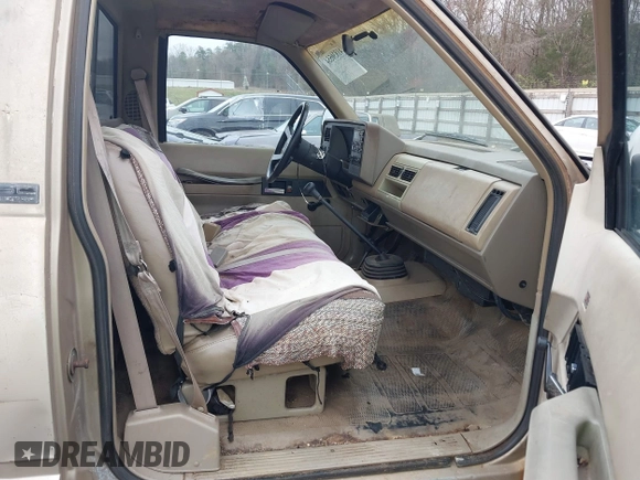 1989 GMC Sierra 2500 z VIN 1GTGK24K3KE532638, wystawiony jako IAAI lot #41830554 z przebiegiem 177 390 mil mil oraz . Historia ofert i sprzedaży dostępna na DreamBid. Obrazek 5.