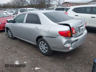 2010 Toyota Corolla z VIN JTDBU4EE8A9117685, wystawiony jako IAAI lot #41725173 z przebiegiem 96 555 mil mil oraz . Historia ofert i sprzedaży dostępna na DreamBid. Obrazek 3.