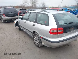2000 Volvo V40 z VIN YV1VW2554YF430377, wystawiony jako IAAI lot #40954938 z przebiegiem 117 378 mil mil oraz . Historia ofert i sprzedaży dostępna na DreamBid. Obrazek 3.