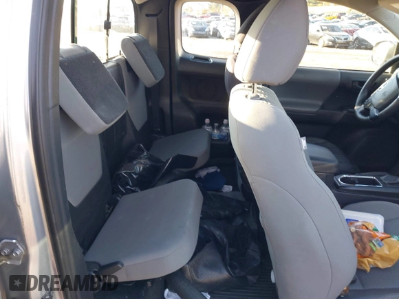 2017 Toyota Tacoma SR z VIN 5TFSX5EN9HX057404, wystawiony jako IAAI lot #40831578 z przebiegiem 91 434 mil mil oraz . Historia ofert i sprzedaży dostępna na DreamBid. Obrazek 8.
