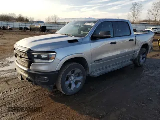 2024 Ram 1500 Lone Star z VIN 1C6SRFFT1RN141248, wystawiony jako Copart lot #47479415 z przebiegiem 59 891 mil mil oraz Szkoda całkowita • Salvage title. Historia ofert i sprzedaży dostępna na DreamBid. Obrazek 1.