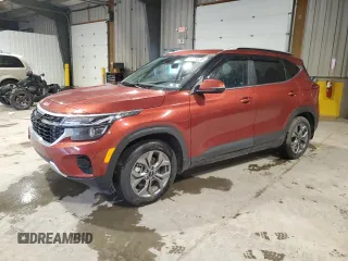 2024 Kia Seltos S z VIN KNDEUCAA0R7525325, wystawiony jako Copart lot #58478225 z przebiegiem 8 331 mil mil oraz Szkoda całkowita • Salvage title. Historia ofert i sprzedaży dostępna na DreamBid. Obrazek 1.