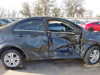 2015 Chevrolet Sonic LT z VIN 1G1JC5SB1F4128426, wystawiony jako IAAI lot #41739238 z przebiegiem 121 717 mil mil oraz . Historia ofert i sprzedaży dostępna na DreamBid. Obrazek 14.