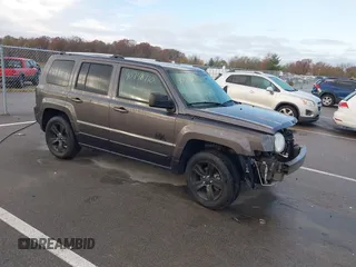 2016 Jeep Patriot High Altitude z VIN 1C4NJRFB9GD681312, wystawiony jako IAAI lot #40748710 z przebiegiem 97 471 mil mil oraz . Historia ofert i sprzedaży dostępna na DreamBid. Obrazek 1.