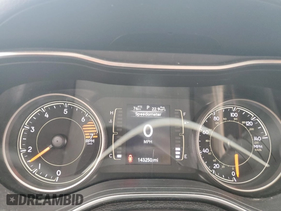 2019 Jeep Cherokee Latitude z VIN 1C4PJLCB6KD312362, wystawiony jako Copart lot #55331535 z przebiegiem 143 250 mil mil oraz Szkoda całkowita • Salvage title. Historia ofert i sprzedaży dostępna na DreamBid. Obrazek 9.