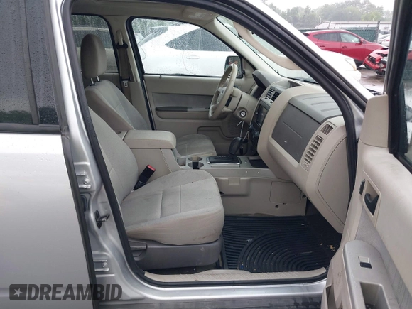 2011 Ford Escape XLT z VIN 1FMCU9DG5BKB13765, wystawiony jako IAAI lot #42458372 z przebiegiem 111 074 mil mil oraz . Historia ofert i sprzedaży dostępna na DreamBid. Obrazek 5.