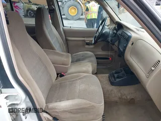 1998 Ford Explorer XL z VIN 1FMZU32E6WZB42875, wystawiony jako IAAI lot #41904223 z przebiegiem 265 981 mil mil oraz . Historia ofert i sprzedaży dostępna na DreamBid. Obrazek 5.