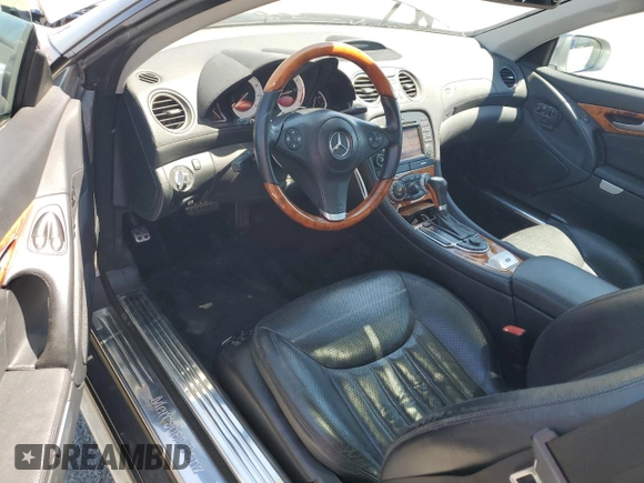 2011 Mercedes-Benz SL 550 z VIN WDBSK7BA8BF161437, wystawiony jako Copart lot #58439805 z przebiegiem 110 606 mil mil oraz Szkoda całkowita • Salvage title. Historia ofert i sprzedaży dostępna na DreamBid. Obrazek 8.
