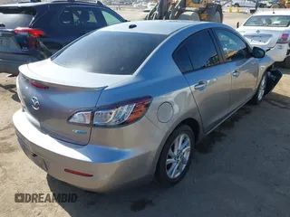 2013 Mazda 3 i Grand Touring z VIN JM1BL1WP0D1736124, wystawiony jako IAAI lot #42271018 z przebiegiem 124 478 mil mil oraz . Historia ofert i sprzedaży dostępna na DreamBid. Obrazek 4.