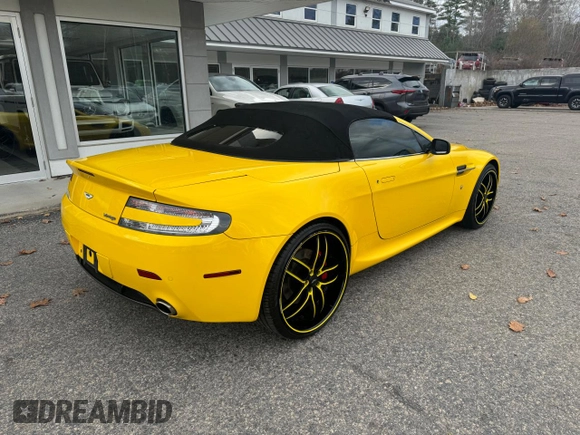 2009 Aston Martin Vantage z VIN SCFBF04C39GD12589, wystawiony jako Copart lot #79923024 z przebiegiem 50 303 mil mil oraz Czysty tytuł • Clean title. Historia ofert i sprzedaży dostępna na DreamBid. Obrazek 4.