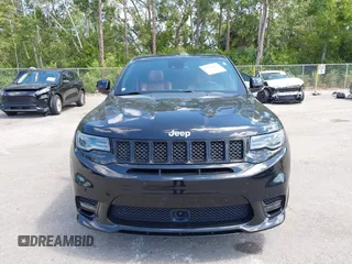 2017 Jeep Grand Cherokee SRT z VIN 1C4RJFDJ8HC653924, wystawiony jako IAAI lot #42108099 z przebiegiem 61 560 mil mil oraz . Historia ofert i sprzedaży dostępna na DreamBid. Obrazek 12.