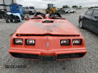1979 Pontiac Firebird z VIN 2W87Z9N112021, wystawiony jako Copart lot #67852034 z przebiegiem Nie podano mil oraz Nie do naprawy • Non repairable. Historia ofert i sprzedaży dostępna na DreamBid. Obrazek 5.