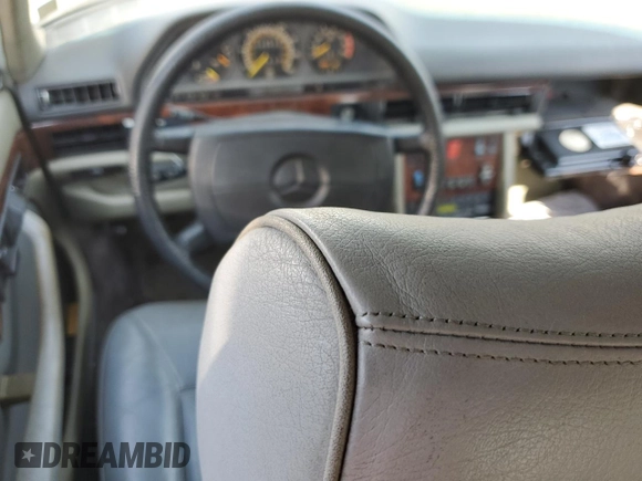 1984 Mercedes-Benz 500 z VIN WDBCA37B9EA072690, wystawiony jako Copart lot #76341244 z przebiegiem Nie podano mil oraz Szkoda całkowita • Salvage title. Historia ofert i sprzedaży dostępna na DreamBid. Obrazek 8.