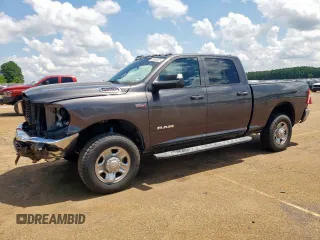 2022 Ram 2500 Tradesman z VIN 3C6UR5CJ8NG148075, wystawiony jako Copart lot #62365655 z przebiegiem 110 546 mil mil oraz Szkoda całkowita • Salvage title. Historia ofert i sprzedaży dostępna na DreamBid. Obrazek 1.