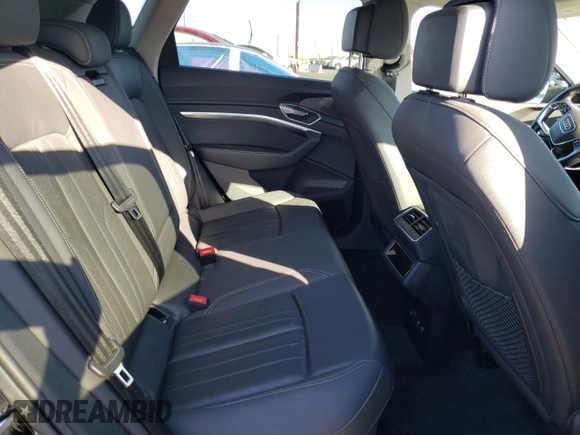 2019 Audi e-tron Premium Plus z VIN WA1LAAGEXKB011980, wystawiony jako Copart lot #44631595 z przebiegiem 68 699 mil mil oraz Szkoda całkowita • Salvage title. Historia ofert i sprzedaży dostępna na DreamBid. Obrazek 11.