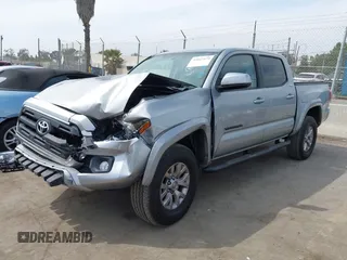 2017 Toyota Tacoma SR5 z VIN 3TMAZ5CN0HM038271, wystawiony jako IAAI lot #42042570 z przebiegiem 81 978 mil mil oraz . Historia ofert i sprzedaży dostępna na DreamBid. Obrazek 2.
