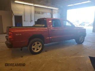 2008 Dodge Dakota SXT z VIN 1D7HW38K18S581829, wystawiony jako Copart lot #76459194 z przebiegiem 197 406 mil mil oraz Czysty tytuł • Clean title. Historia ofert i sprzedaży dostępna na DreamBid. Obrazek 3.