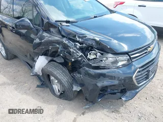 2017 Chevrolet Trax LS z VIN 3GNCJNSB1HL182352, wystawiony jako IAAI lot #42018698 z przebiegiem 100 229 mil mil oraz . Historia ofert i sprzedaży dostępna na DreamBid. Obrazek 6.