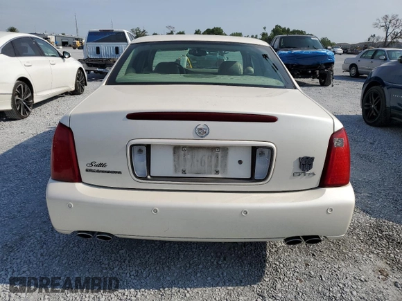 2003 Cadillac DeVille DTS z VIN 1G6KF57933U147843, wystawiony jako Copart lot #55875195 z przebiegiem 160 814 mil mil oraz Szkody całkowita. Historia ofert i sprzedaży dostępna na DreamBid. Obrazek 6.