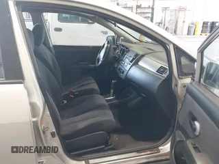 2008 Nissan Versa S z VIN 3N1BC13E68L395932, wystawiony jako IAAI lot #42333560 z przebiegiem 231 010 mil mil oraz . Historia ofert i sprzedaży dostępna na DreamBid. Obrazek 5.