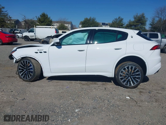 2023 Maserati Grecale Modena z VIN ZN682AVM1P7409283, wystawiony jako IAAI lot #41723172 z przebiegiem Nie podano mil oraz . Historia ofert i sprzedaży dostępna na DreamBid. Obrazek 14.
