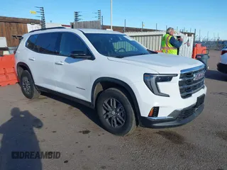2025 GMC Acadia AWD Elevation z VIN 1GKENNRS5SJ153094, wystawiony jako IAAI lot #41535308 z przebiegiem 925 mil mil oraz . Historia ofert i sprzedaży dostępna na DreamBid. Obrazek 1.