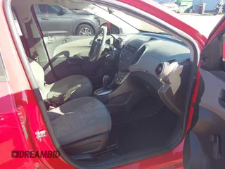 2016 Chevrolet Sonic LS z VIN 1G1JA5SH7G4163256, wystawiony jako IAAI lot #41349948 z przebiegiem 127 279 mil mil oraz . Historia ofert i sprzedaży dostępna na DreamBid. Obrazek 5.