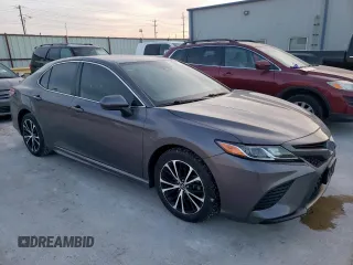 2020 Toyota Camry SE z VIN 4T1G11AK7LU319566, wystawiony jako Copart lot #49390385 z przebiegiem 93 166 mil mil oraz Czysty tytuł • Clean title. Historia ofert i sprzedaży dostępna na DreamBid. Obrazek 1.