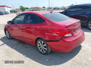 2013 Hyundai Accent GLS z VIN KMHCU4AE6DU350942, wystawiony jako IAAI lot #42417340 z przebiegiem 105 640 mil mil oraz . Historia ofert i sprzedaży dostępna na DreamBid. Obrazek 3.