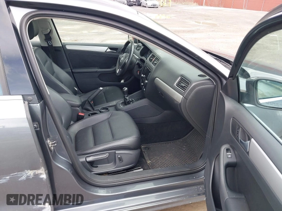 2013 Volkswagen Jetta SE with VIN 3VWBP7AJ2DM395982, listed as a IAAI auction lot 41952654 with 130,906 mi miles and . Bid and sale history available at DreamBid. Image 5.