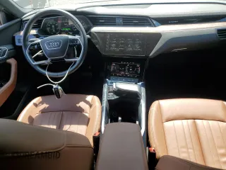 2021 Audi e-tron Premium z VIN WA1AAAGE5MB010441, wystawiony jako Copart lot #56303714 z przebiegiem 30 441 mil mil oraz . Historia ofert i sprzedaży dostępna na DreamBid. Obrazek 8.