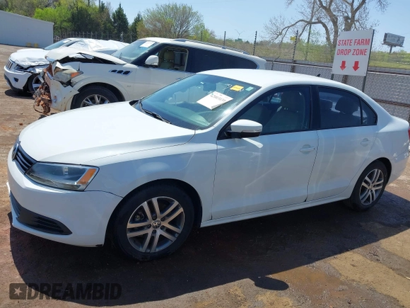 2014 Volkswagen Jetta SE z VIN 3VWD17AJ5EM267330, wystawiony jako IAAI lot #42003039 z przebiegiem 153 591 mil mil oraz . Historia ofert i sprzedaży dostępna na DreamBid. Obrazek 14.