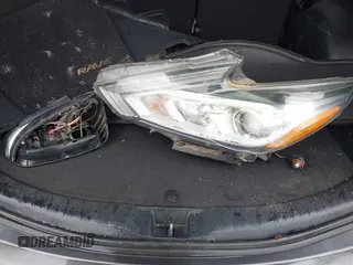 2018 Toyota RAV4 XLE z VIN JTMWFREV3JJ184752, wystawiony jako IAAI lot #42356452 z przebiegiem 79 532 mil mil oraz . Historia ofert i sprzedaży dostępna na DreamBid. Obrazek 12.