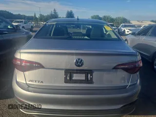 2024 Volkswagen Jetta S z VIN 3VW5M7BU3RM054029, wystawiony jako IAAI lot #42809045 z przebiegiem 22 859 mil mil oraz . Historia ofert i sprzedaży dostępna na DreamBid. Obrazek 3.