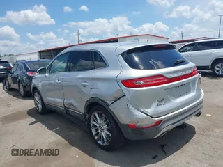 2015 Lincoln MKC z VIN 5LMCJ1A93FUJ25890, wystawiony jako IAAI lot #42125994 z przebiegiem 102 233 mil mil oraz . Historia ofert i sprzedaży dostępna na DreamBid. Obrazek 3.