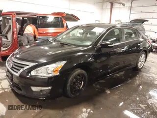 2013 Nissan Altima SV with VIN 1N4AL3AP8DN555186, listed as a IAAI auction lot 41576284 with 174,848 mi miles and . Bid and sale history available at carsss.com. Image 2.