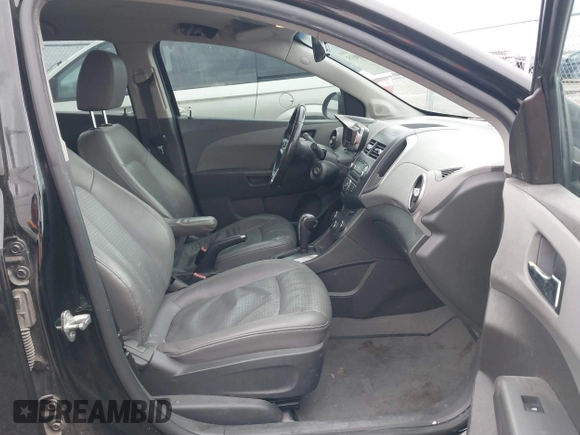 2012 Chevrolet Sonic LTZ z VIN 1G1JE6SH3C4197084, wystawiony jako IAAI lot #41308835 z przebiegiem 128 089 mil mil oraz . Historia ofert i sprzedaży dostępna na DreamBid. Obrazek 5.