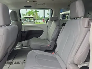 2018 Chrysler Pacifica Touring with VIN 2C4RC1DG1JR148709, listed as a IAAI auction lot 42787000 with 84,531 mi miles and . Bid and sale history available at DreamBid. Image 4.