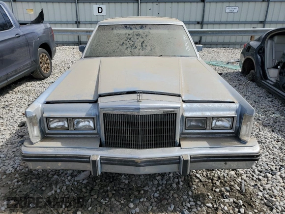 1984 Lincoln Town Car z VIN 1LNBP96F2EY683747, wystawiony jako Copart lot #41248394 z przebiegiem 77 094 mil mil oraz Czysty tytuł • Clean title. Historia ofert i sprzedaży dostępna na DreamBid. Obrazek 5.