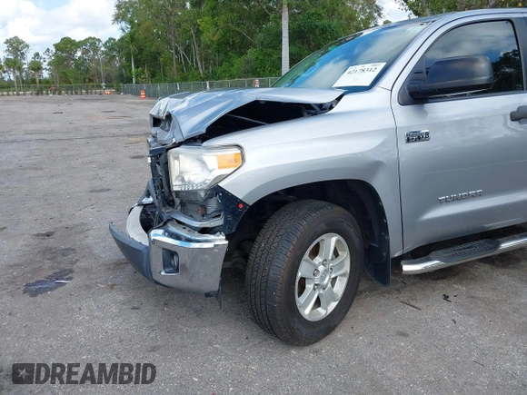 2017 Toyota Tundra SR5 z VIN 5TFRW5F10HX221961, wystawiony jako IAAI lot #42178312 z przebiegiem 54 904 mil mil oraz . Historia ofert i sprzedaży dostępna na DreamBid. Obrazek 6.