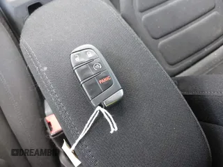 2020 Jeep Renegade Altitude z VIN ZACNJABB0LPL55950, wystawiony jako IAAI lot #42222826 z przebiegiem 74 022 mil mil oraz . Historia ofert i sprzedaży dostępna na DreamBid. Obrazek 11.