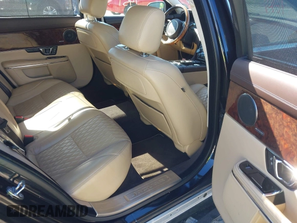 2018 Jaguar XJ Portfolio z VIN SAJWJ2GD2J8W13463, wystawiony jako IAAI lot #41897451 z przebiegiem 70 448 mil mil oraz . Historia ofert i sprzedaży dostępna na DreamBid. Obrazek 8.
