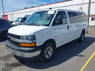2020 Chevrolet Express Passenger z VIN 1GAWGFFGXL1155840, wystawiony jako IAAI lot #42207765 z przebiegiem 72 439 mil mil oraz . Historia ofert i sprzedaży dostępna na DreamBid. Obrazek 2.