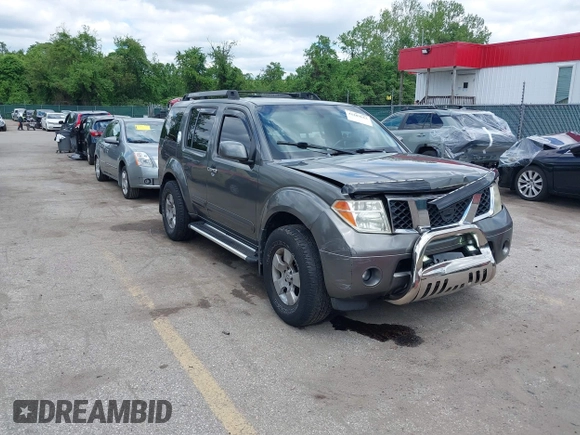 2005 Nissan Pathfinder SE z VIN 5N1AR18W25C701343, wystawiony jako IAAI lot #42209613 z przebiegiem 231 149 mil mil oraz . Historia ofert i sprzedaży dostępna na DreamBid. Obrazek 1.