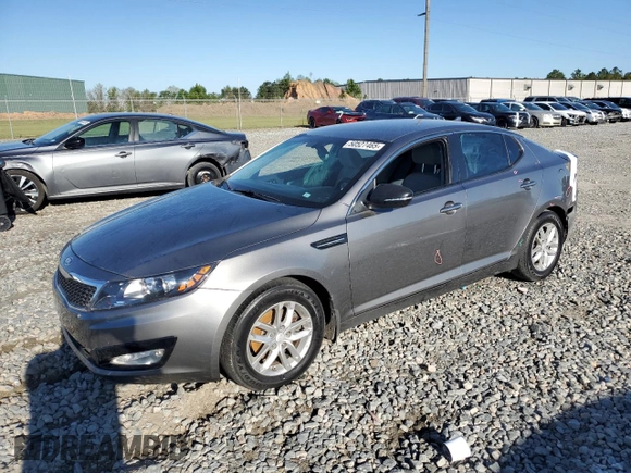 2012 Kia Optima LX z VIN 5XXGM4A7XCG077323, wystawiony jako Copart lot #50527465 z przebiegiem 194 243 mil mil oraz Szkoda całkowita • Salvage title. Historia ofert i sprzedaży dostępna na DreamBid. Obrazek 1.