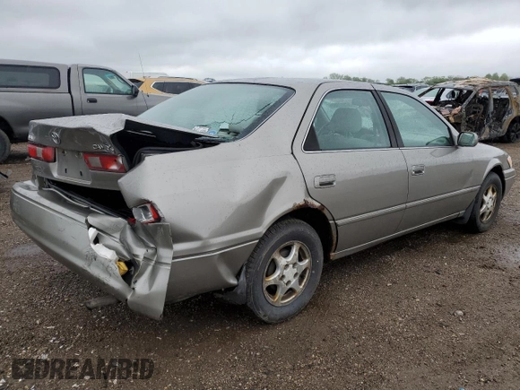 1997 Toyota Camry LE z VIN 4T1BG22K6VU106916, wystawiony jako Copart lot #56707935 z przebiegiem 235 517 mil mil oraz Szkoda całkowita • Salvage title. Historia ofert i sprzedaży dostępna na DreamBid. Obrazek 3.