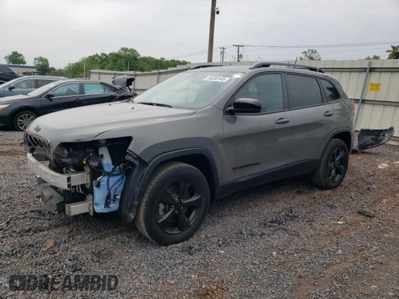 2023 Jeep Cherokee Altitude Lux z VIN 1C4PJMMB4PD100846, wystawiony jako Copart lot #56038145 z przebiegiem 9 567 mil mil oraz Szkoda całkowita • Salvage title. Historia ofert i sprzedaży dostępna na DreamBid. Obrazek 1.