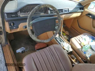 1989 Mercedes-Benz 300 с VIN WDBEA90D9KF120422, выставлен на аукционе Copart как лот 77745044 с пробегом 143 784 миль миль и На запчасти • Non repairable. История ставок и продаж доступна на DreamBid. Изображение 8.